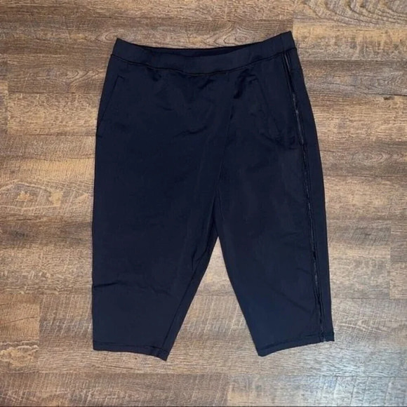 🚨 2/$50 Lululemon Retreat Yogi Crop size 8 - Picture 1 of 8